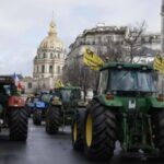 Agricultores franceses regresan a París  con sus tractores