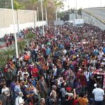 Migrantes clavarán cruz en frontera de México con Texas en viacrucis